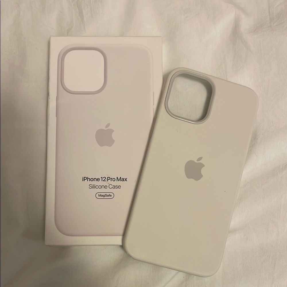 Assorted IPhone 12 Pro Max cases - Picture 3 of 4